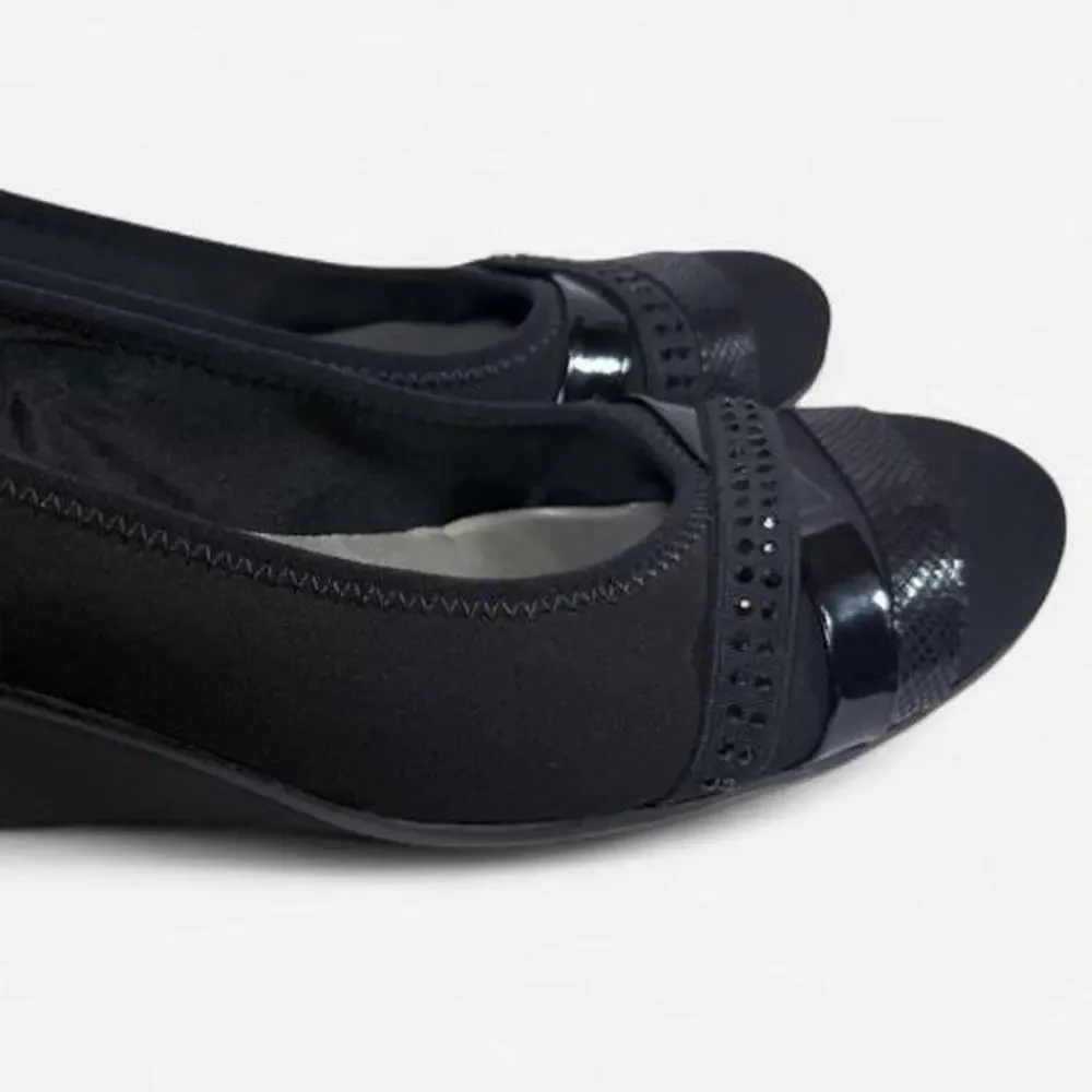 Anne Klein AK Sport Dahny Women’s 8.5 Black Wedge Pumps Stretch Fabric Cap Toe